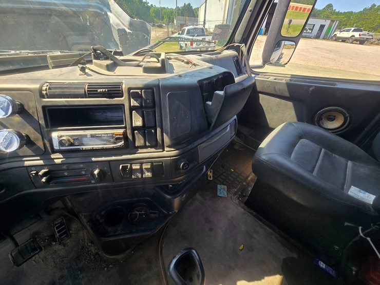 1999-volvo-vn-image-55