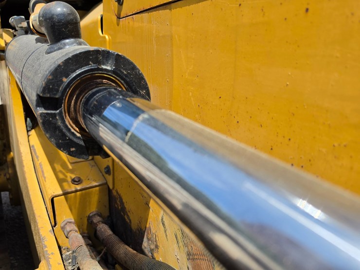 2016-caterpillar-d6k2-lgp-image-89
