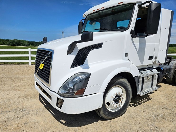 #65-•-2012-volvo-vnl-day-cab-tandem-axle-semi-tractor-image-9