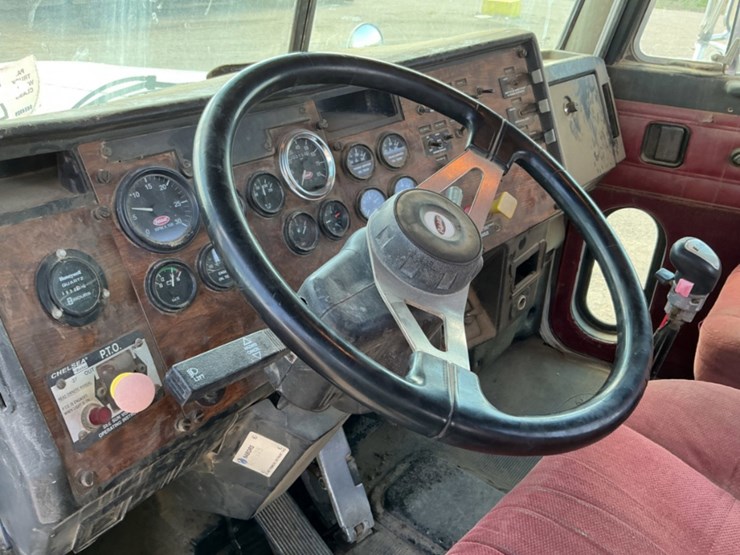 2000-peterbilt-379-image-19