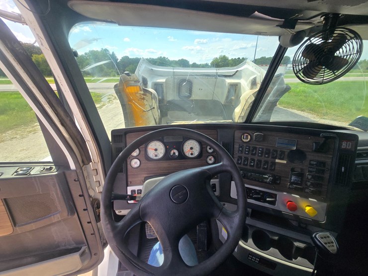 2017-freightliner-122sd-image-65
