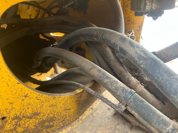 2020-deere-344l-image-15