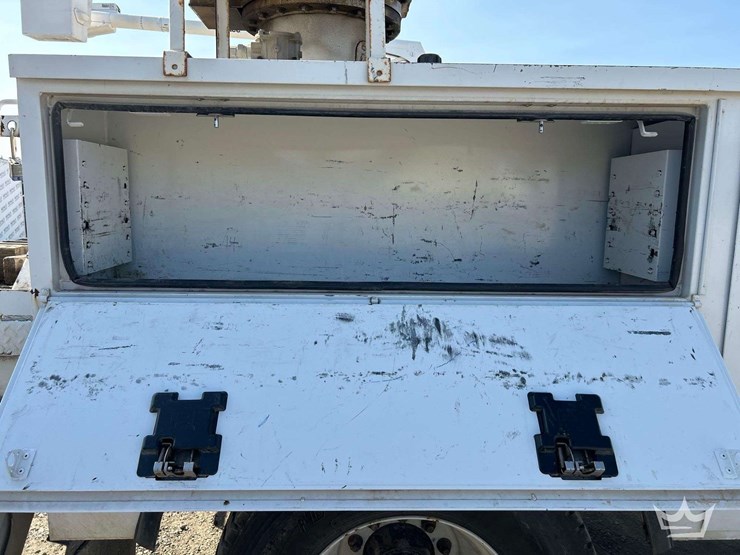2018-freightliner-m2-106-image-28