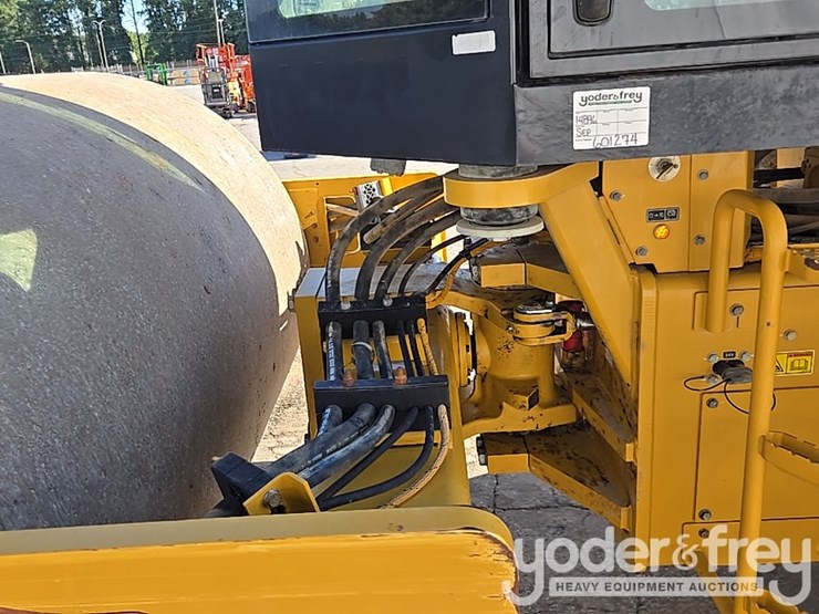 2020-caterpillar-cs56b-image-17