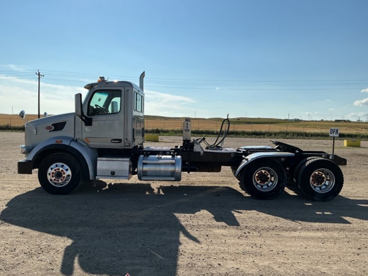 2019-peterbilt-567-image-8