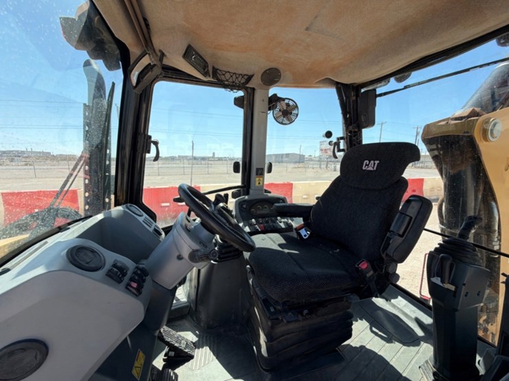 2021-caterpillar-420f2-it-image-12
