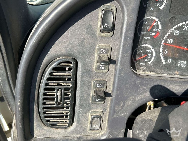 2018-freightliner-m2-106-image-15