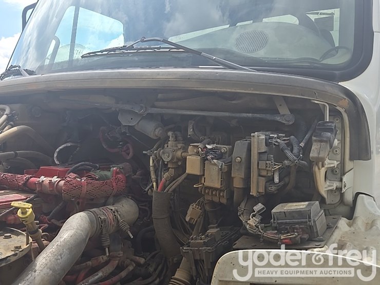2013-freightliner-m2-106-image-10