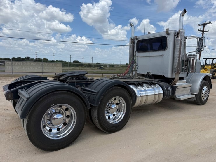 2019-peterbilt-389-image-5
