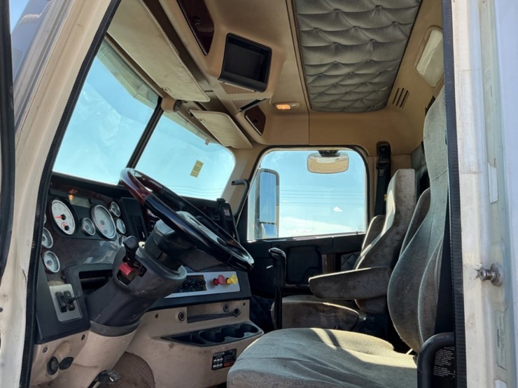 2015-freightliner-coronado-122-sd-image-19