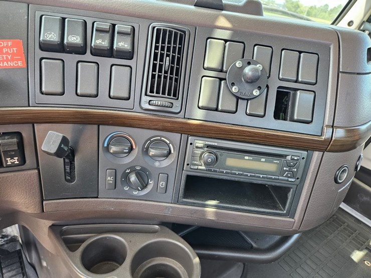 #65-•-2012-volvo-vnl-day-cab-tandem-axle-semi-tractor-image-51