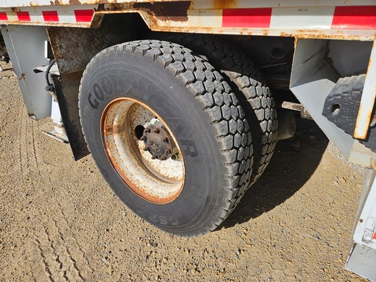 2002-freightliner-fl80-image-45