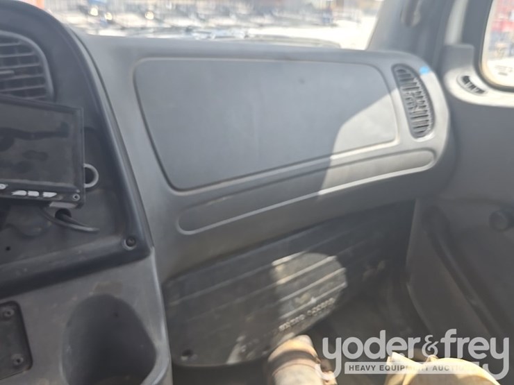 2013-freightliner-m2-106-image-54