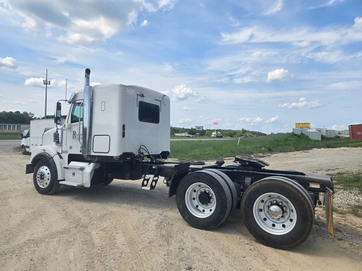2017-freightliner-122sd-image-10