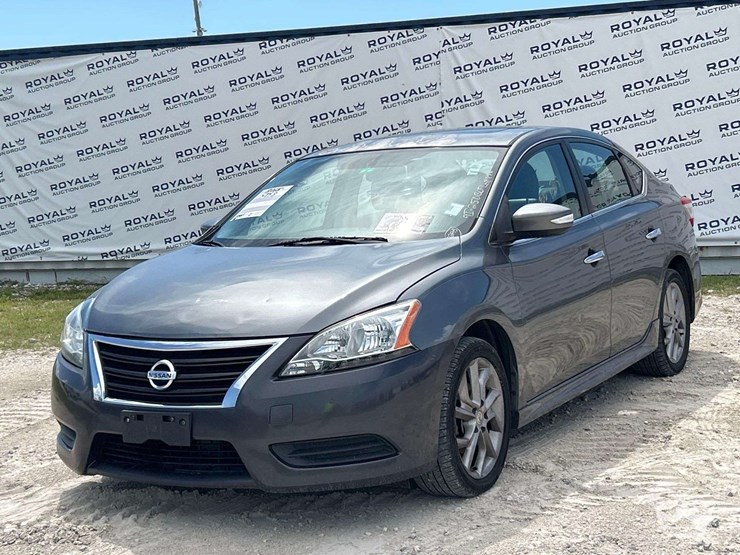 2015-nissan-sentra-sedan-image-1
