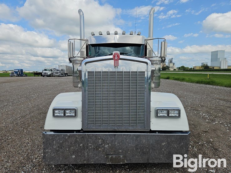 2024-kenworth-w900-image-2