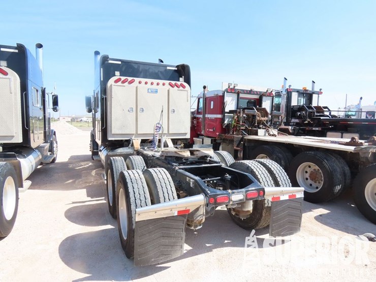 2020-peterbilt-389-image-3