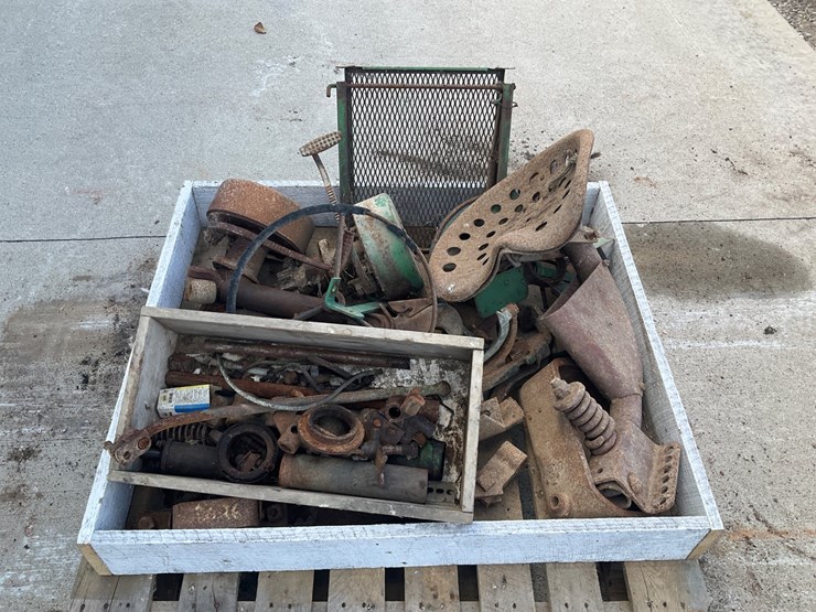 #5015-•-1-pallet-lot-of-vintage-tractor-&-agricultural-implement-parts-image-4