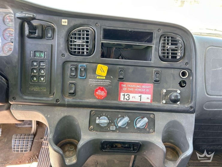 2019-freightliner-m2-106-image-17