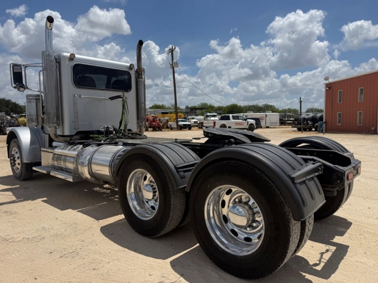 2019-peterbilt-389-image-7