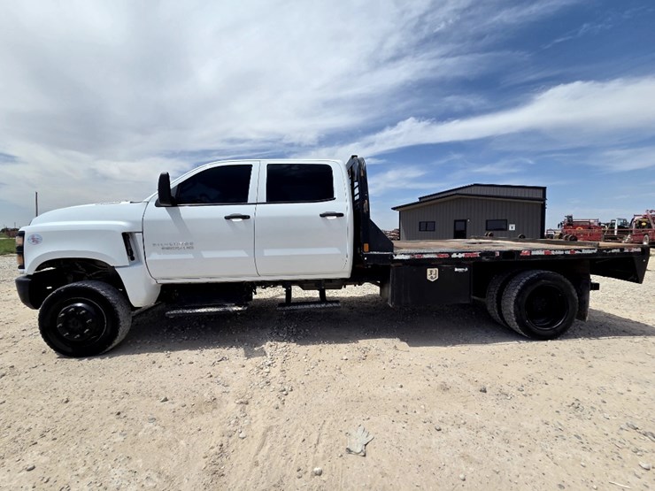 2022-chevrolet-silverado-5500hd-image-8