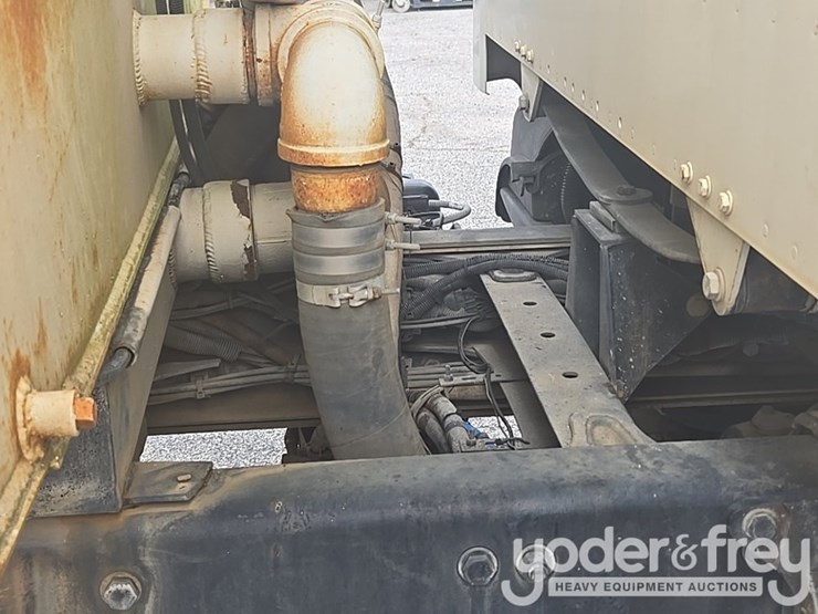 2013-freightliner-m2-106-image-35