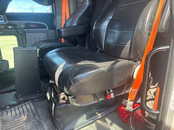2021-peterbilt-389-image-29