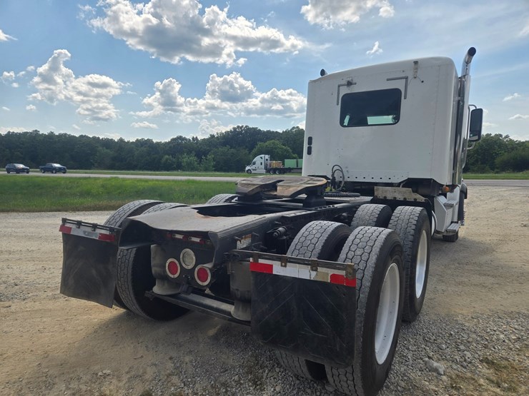 2017-freightliner-122sd-image-15