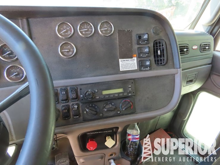2013-peterbilt-384-image-8