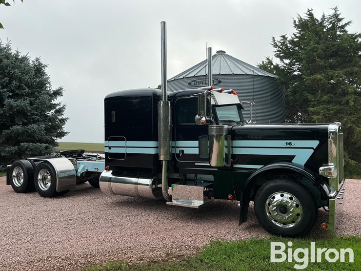 2017-peterbilt-389-image-3