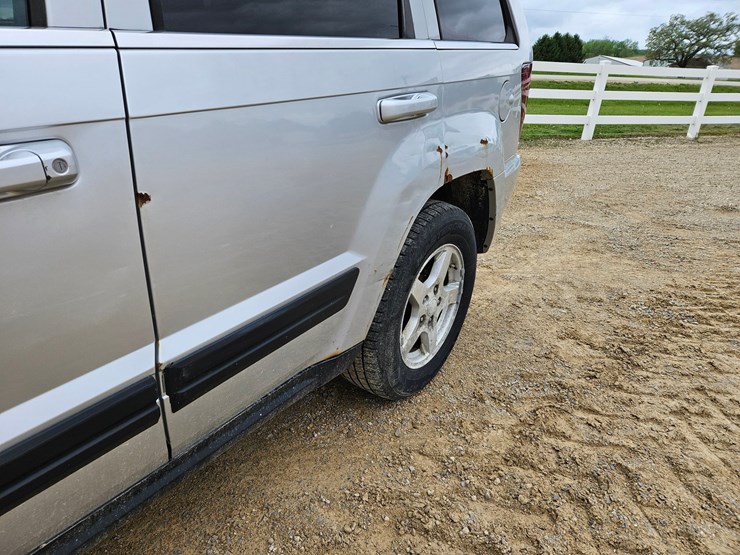 #60-•-2007-jeep-sport-utility-sedan-image-50