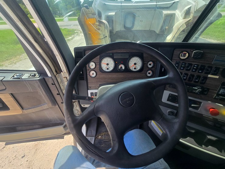 2017-freightliner-122sd-image-59