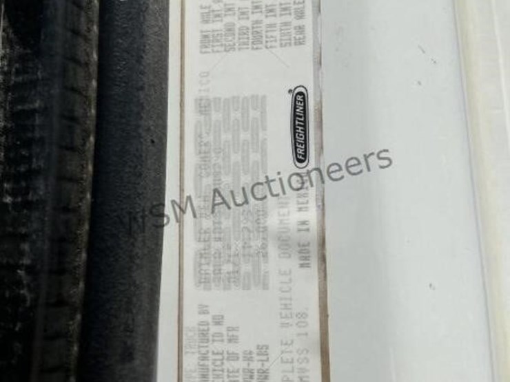 2013-freightliner-m2-106-image-17