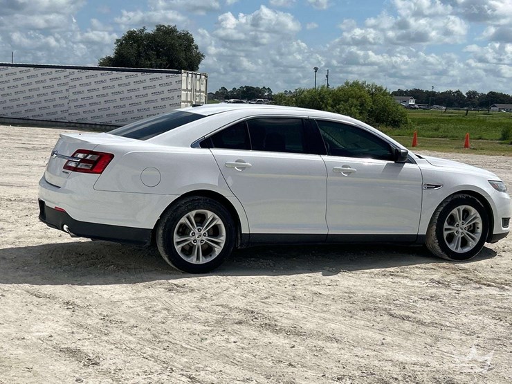 2017-ford-taurus-sedan-image-3