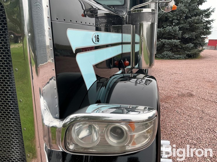 2017-peterbilt-389-image-10