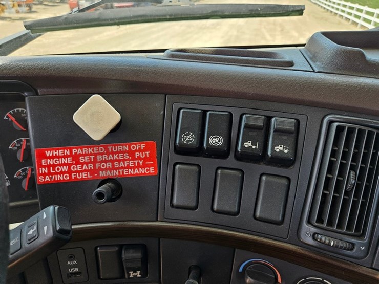 #65-•-2012-volvo-vnl-day-cab-tandem-axle-semi-tractor-image-50