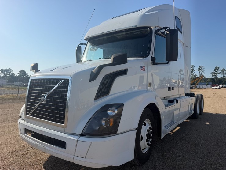 #16234-•-2018-volvo-vnl64t670apu-image-2