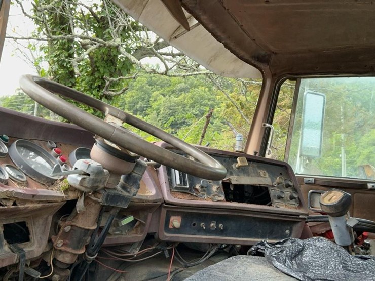 #131-•-1988-husky-brute-knuckleboom-on-truck-image-94