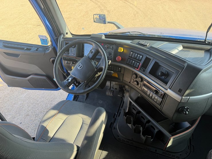 2019-volvo-vnl64t670-image-18