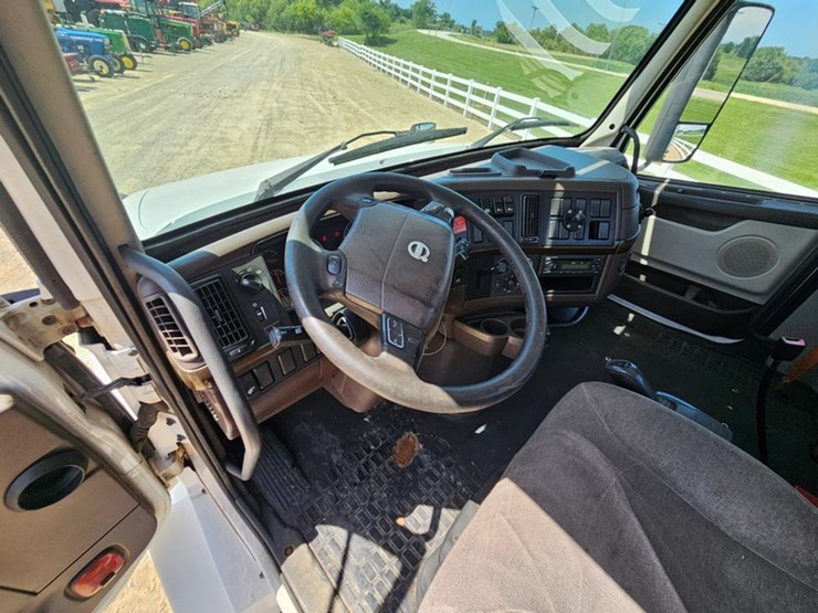 #65-•-2012-volvo-vnl-day-cab-tandem-axle-semi-tractor-image-42