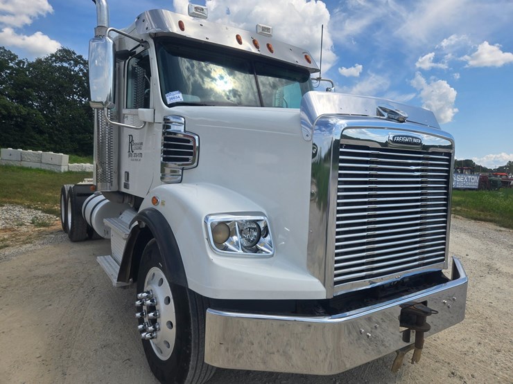2017-freightliner-122sd-image-22