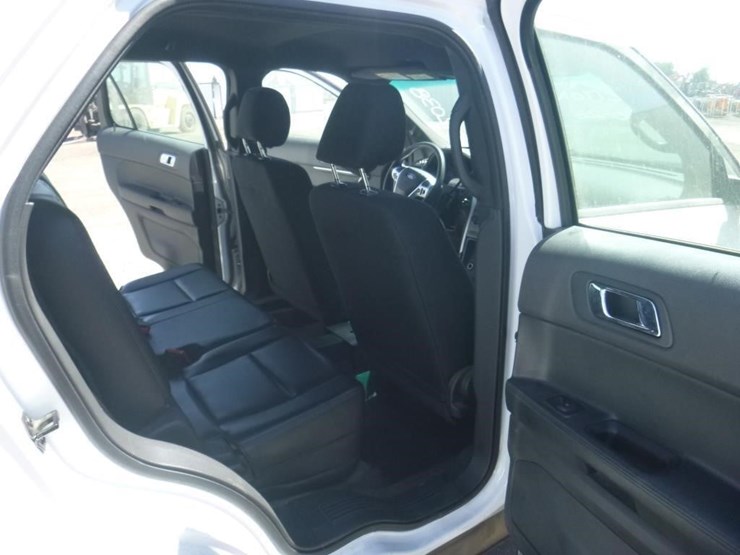 2015-ford-explorer-image-8