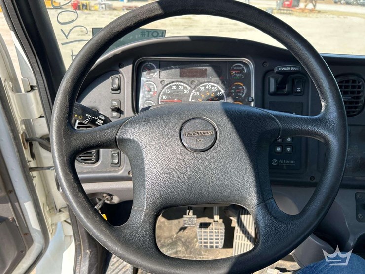 2019-freightliner-m2-106-image-14