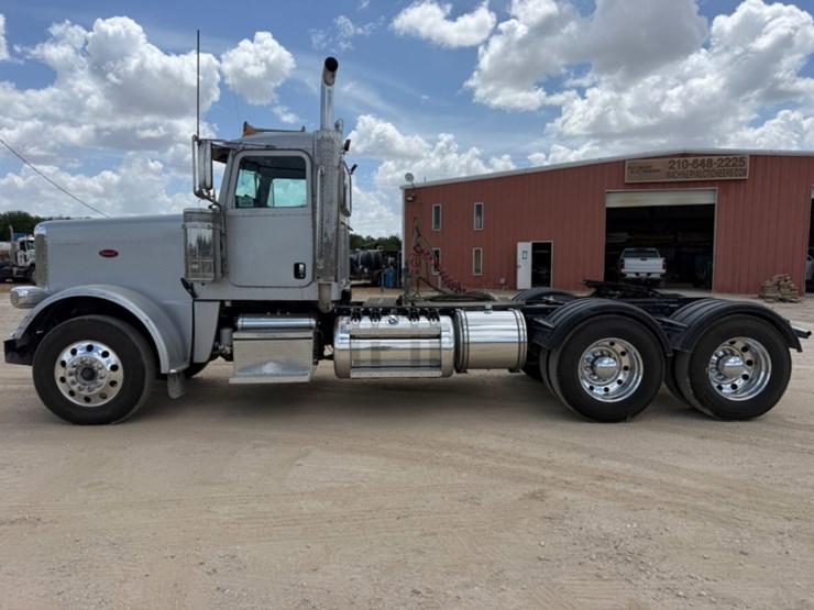 2019-peterbilt-389-image-8
