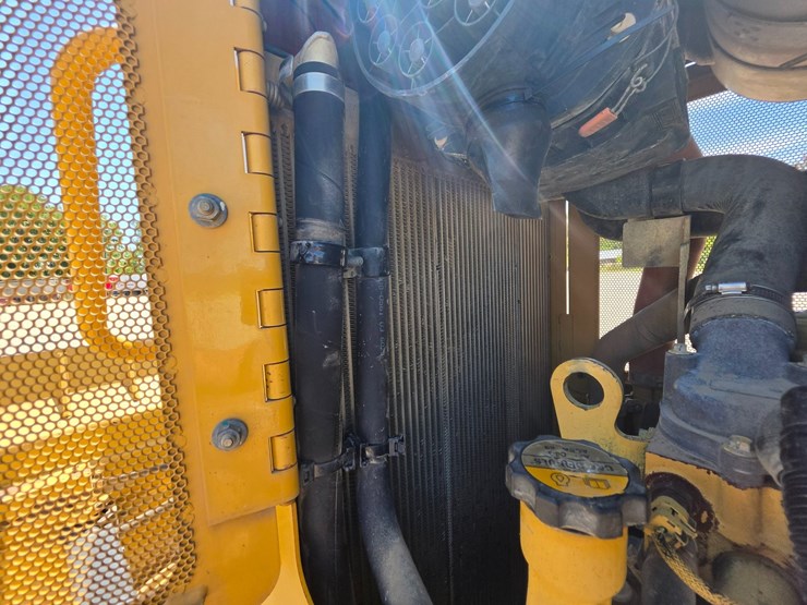 2016-caterpillar-d6k2-lgp-image-17