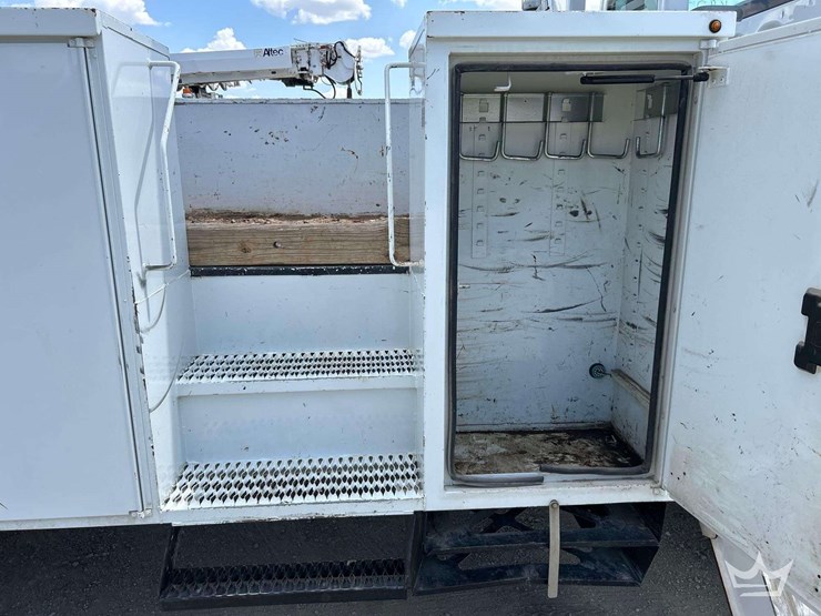 2019-freightliner-m2-106-image-26