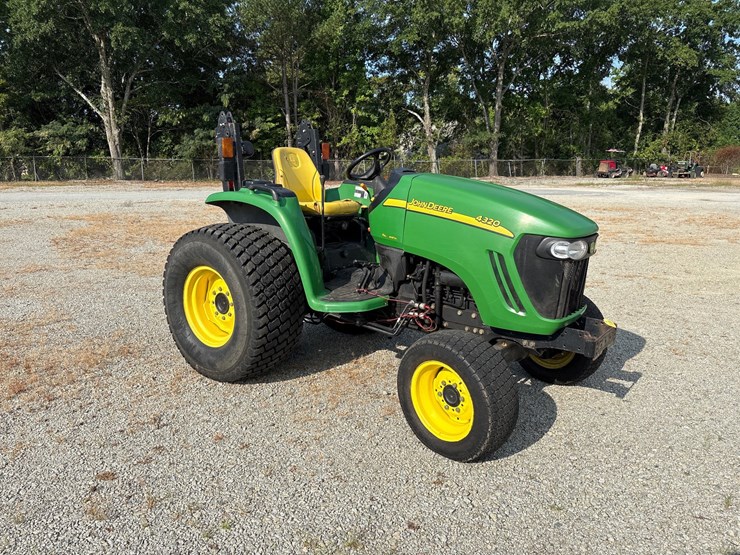 john-deere-4320-image-8