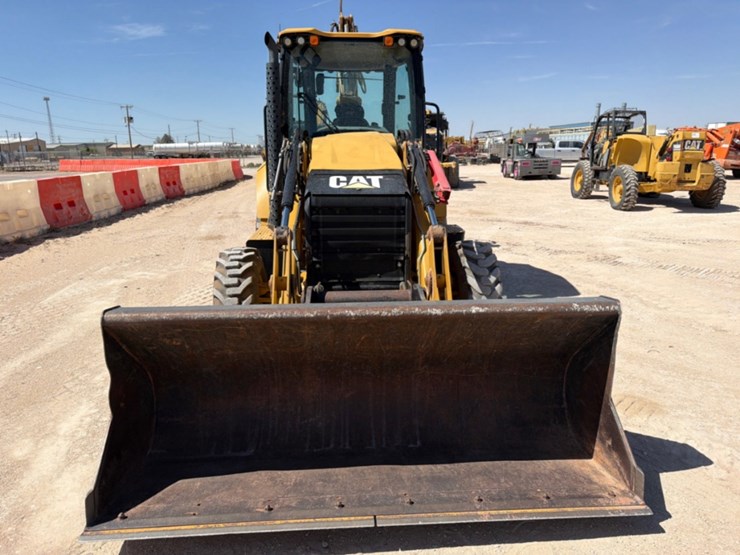 2021-caterpillar-420f2-it-image-3