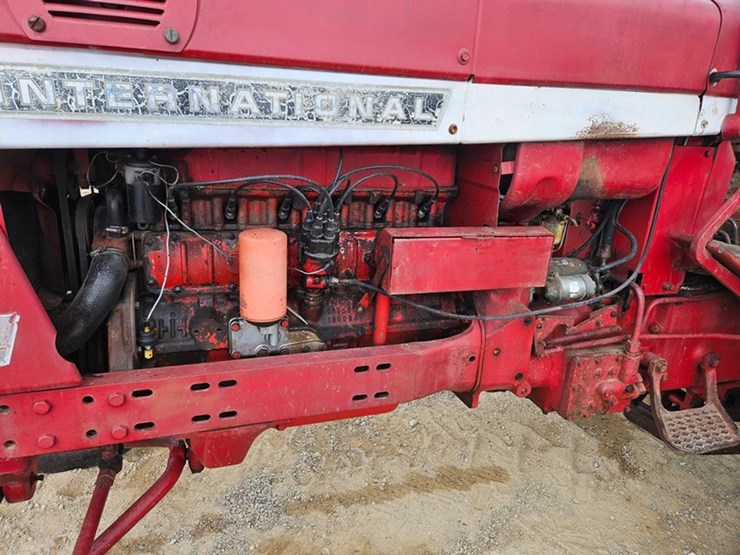#53-•-interantional-656-farmall-tractor-image-11