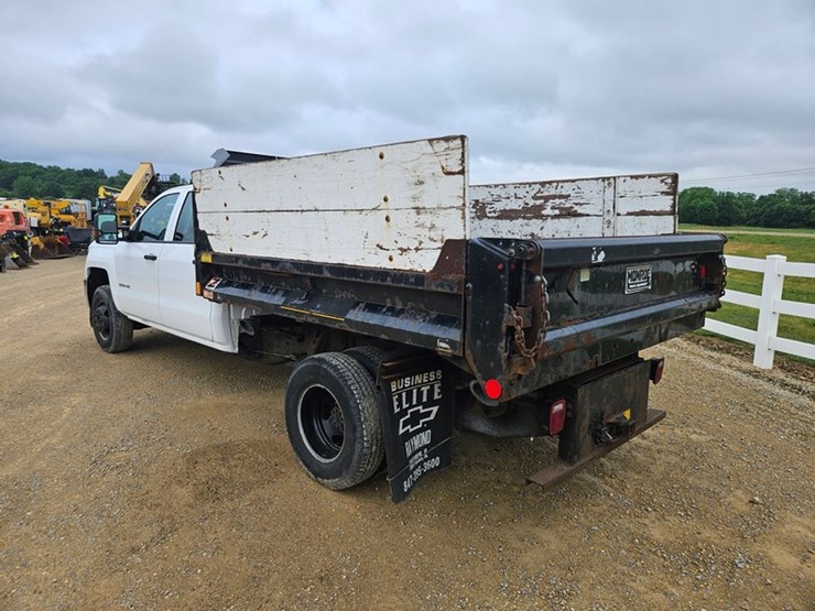 2016-chevrolet-3500-image-3